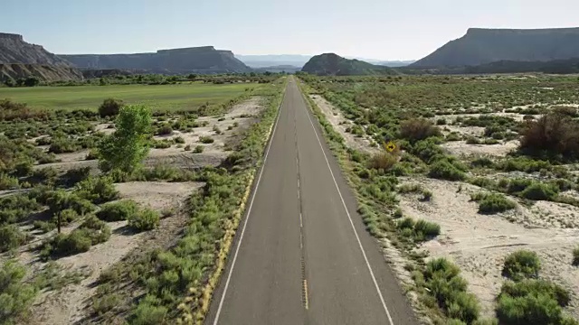 汽车行驶在穿越沙漠的道路上，鸟瞰图视频素材