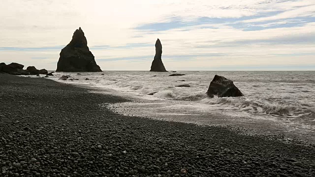 冰岛海岸外的岩石尖塔视频素材