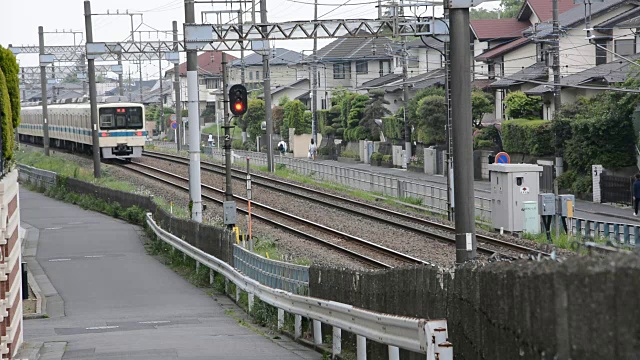 小田裕列车(小田原线)穿过栗平地区，日本东京视频素材