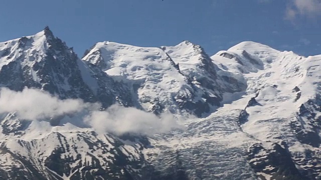 夏蒙尼上方的法国阿尔卑斯山全景。视频素材