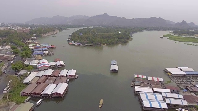 无人机空中飞过河上漂浮的房屋视频素材