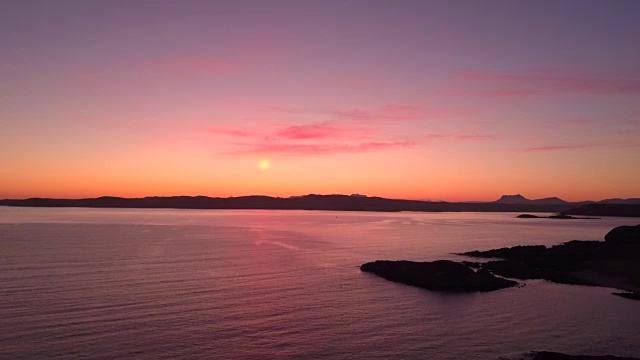 初夏苏格兰高地母羊湖的日出视频素材