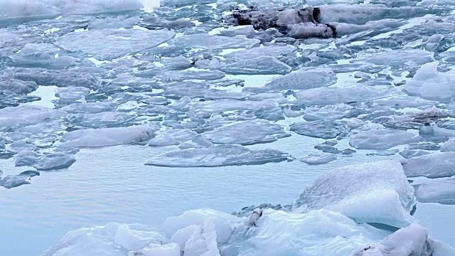 倾斜:冰山漂浮在冰岛Vatnajokull冰川的Jokulsarlon泻湖上视频素材