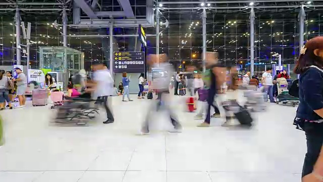 时光流逝:旅客在机场办理登机手续的柜台大厅视频素材