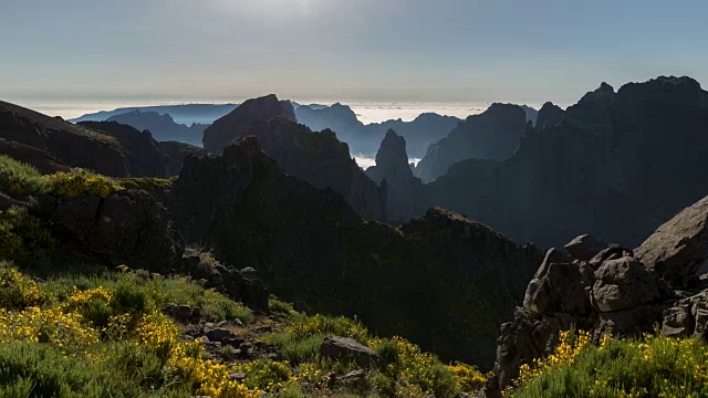 潘穿越了壮观的火山山脉视频下载