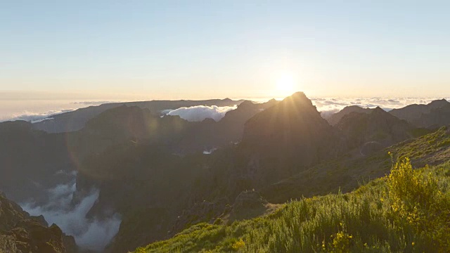 日落之上的云和火山景观视频素材