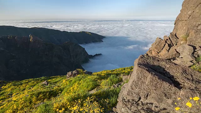 时光流逝，在长满黄花的山坡上，云朵翻滚视频下载