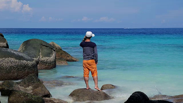 在海滩上打电话视频素材