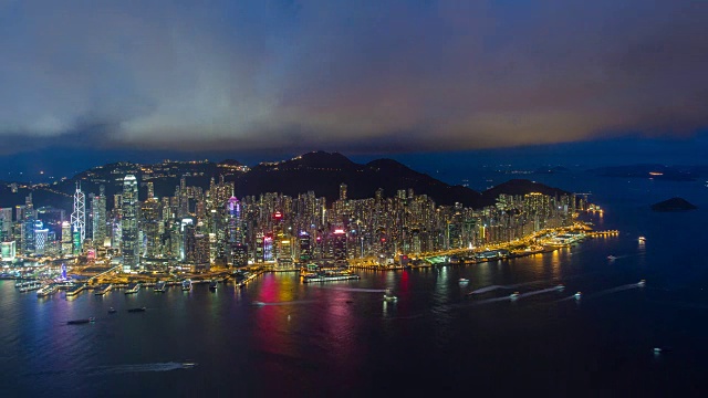 俯瞰繁忙的香港海港，港岛中区和中国香港太平山视频素材