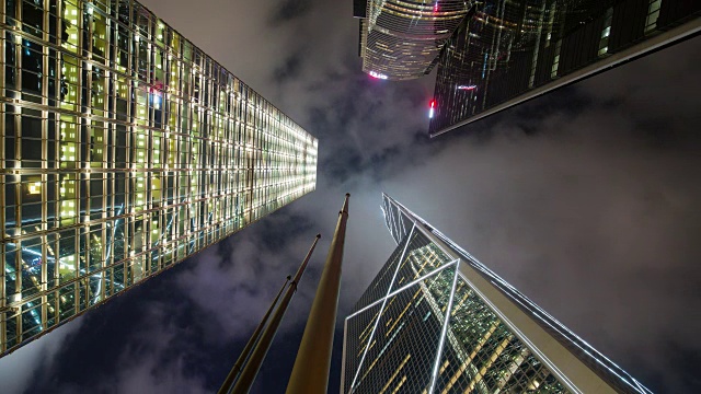 低角度的摩天大楼在中环，香港岛，中国香港-时间推移视频素材