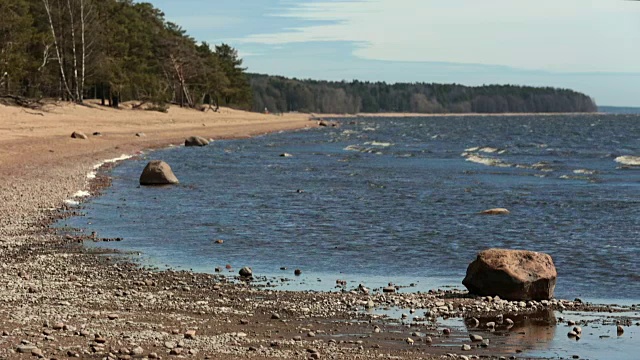 海浪拍打着海岸。海平线天冷。海浪拍打着海岸。视频素材