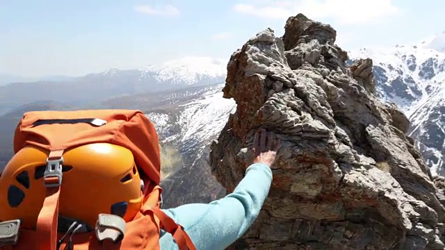 女登山家攀登山巅视频素材