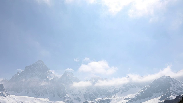 时间流逝的观点云经过雪山视频素材