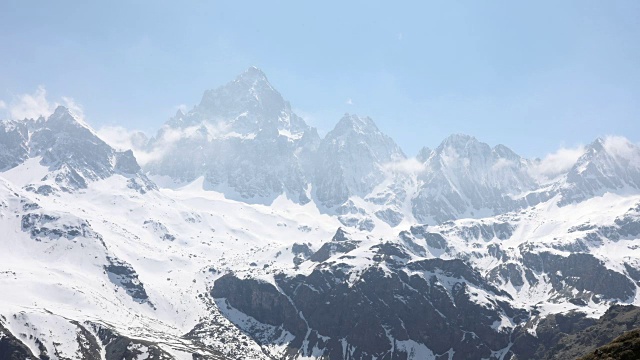 时间流逝的观点云经过雪山视频素材