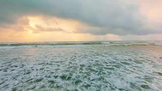 平静的大海与日落的背景。视频素材