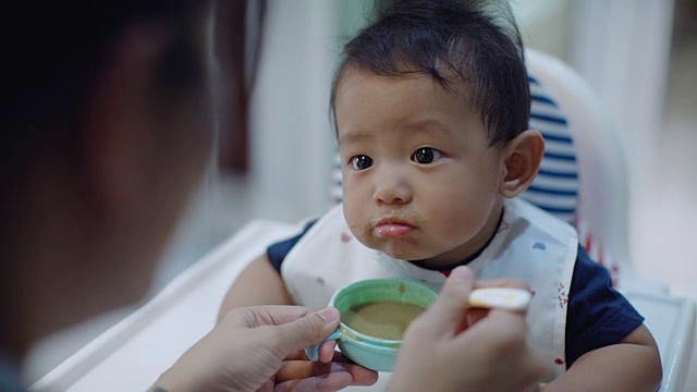 可爱的婴儿吃婴儿食品视频素材