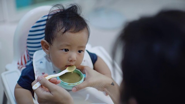 可爱的婴儿吃婴儿食品视频素材