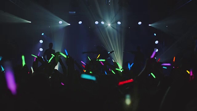 人Glowsticks视频素材