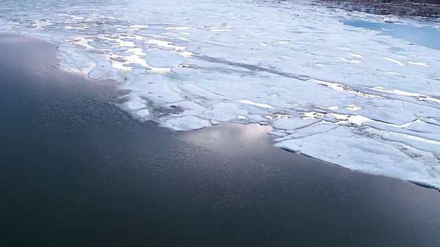 日落时加拿大北部的冰湖，空中视频素材