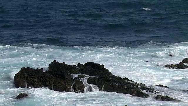 被海浪冲过的岩石视频素材