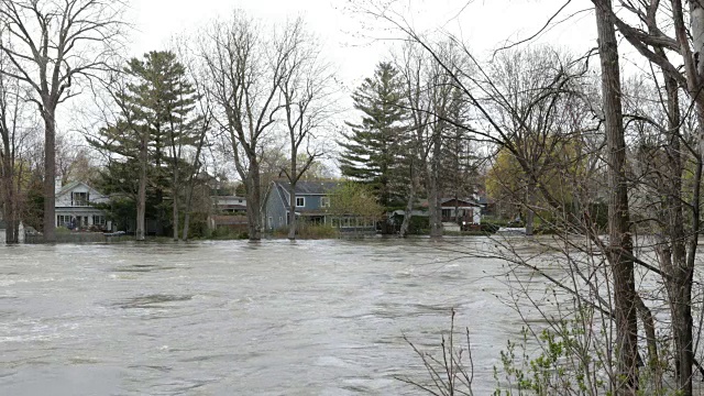 房屋被洪水包围的超高清4K视频视频下载