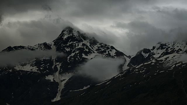 雪山在黎明的云视频素材