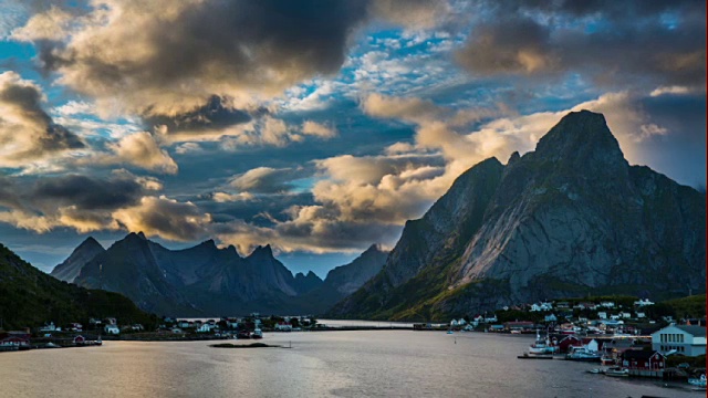 时光流逝:莱纳，罗浮敦群岛风景如画的挪威渔村视频素材