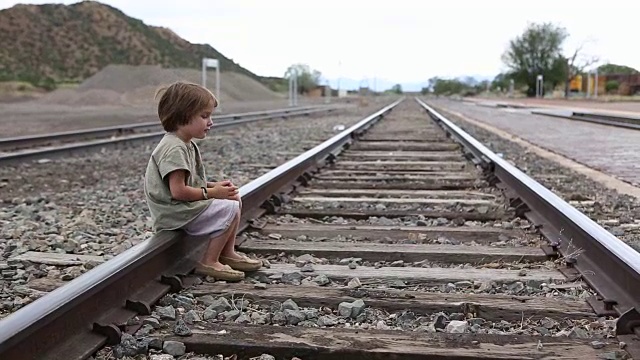 3岁男孩在水坑里跳视频素材