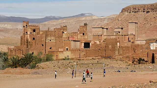 北非摩洛哥，Ait Benhaddou附近的Assfalou村，孩子们在摩洛哥卡斯巴附近踢足球视频下载