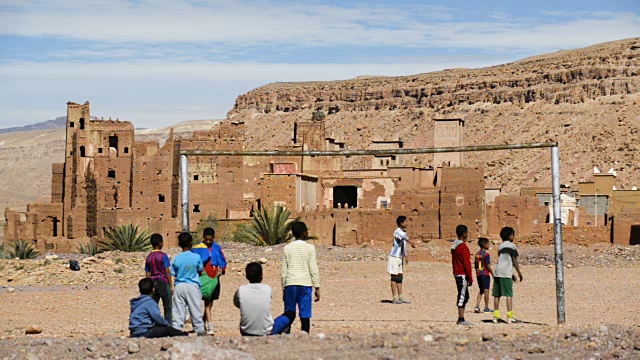 北非摩洛哥，Ait Benhaddou附近的Assfalou村，孩子们在摩洛哥卡斯巴附近踢足球视频下载