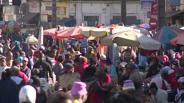 马达加斯加共和国塔那那利佛拥挤的街道视频素材