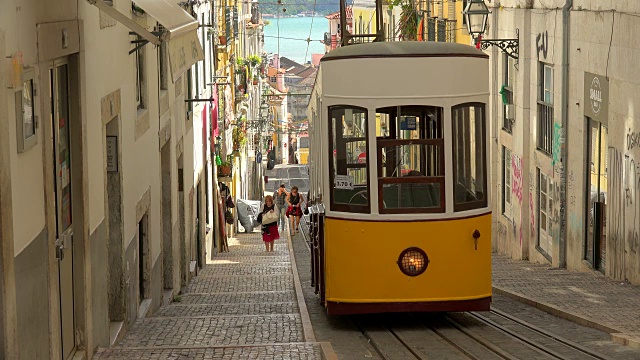 葡萄牙里斯本Bairro Alto的Rua Da Bica缆车视频素材