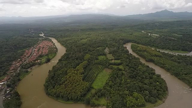 苏门答腊岛弯曲和扭曲的河流鸟瞰图视频下载