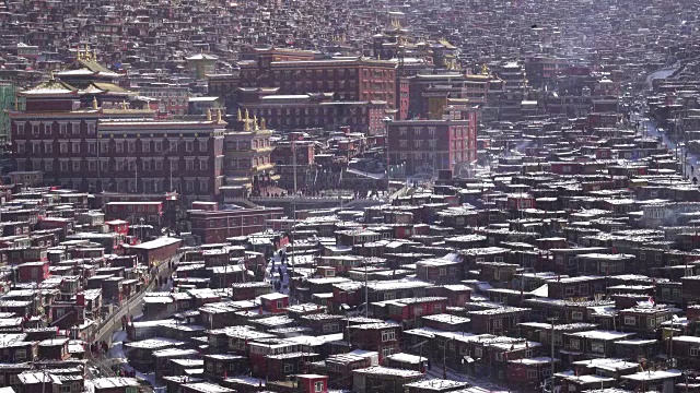 雪中的色达佛教学院，中国四川视频素材