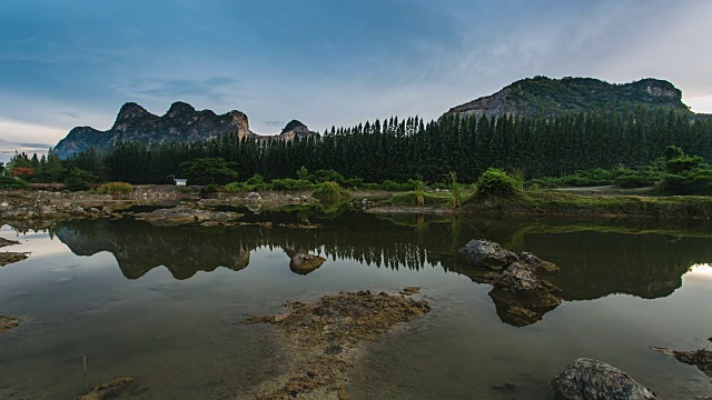 日出越过湖和山。视频下载