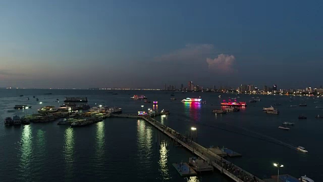 鸟瞰图的芭堤雅市海滩在日落时间视频下载