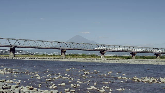 富士山前的新干线大桥视频素材