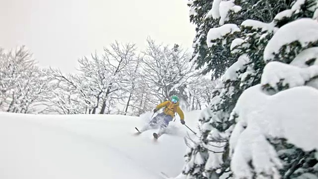 SLO MO女野外滑雪者跳过镜头视频素材