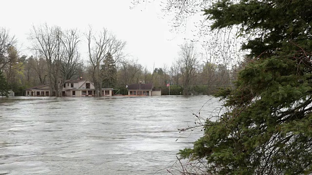 房屋被洪水包围的超高清4K视频视频下载
