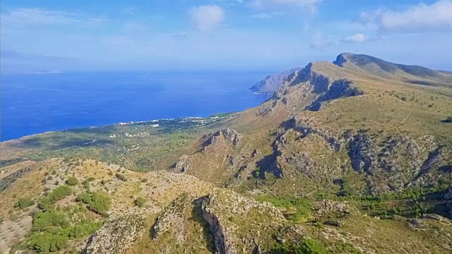 鸟瞰图的岩石海岸线和海岸平原附近的埃尔米塔德贝特伦在巴利阿里群岛北部海岸的马略卡/西班牙视频素材