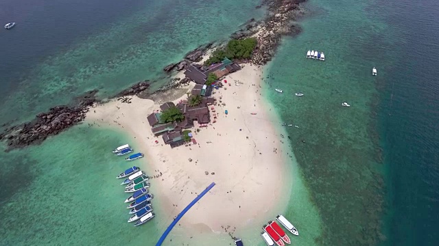 鸟瞰图:蛋岛上的海滩视频素材