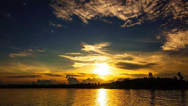 热带海滩上美丽的日落时光流逝。视频素材