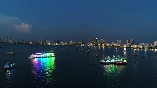 鸟瞰图的芭堤雅市海滩在日落时间视频下载