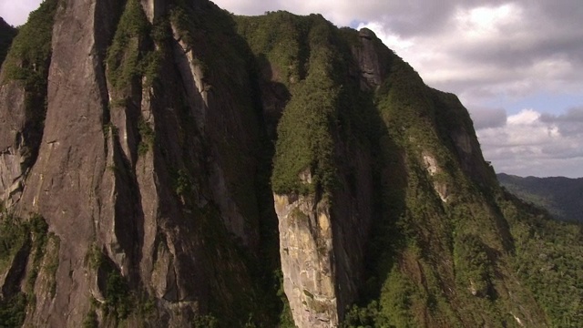 鸟瞰森林覆盖的山峰，马达加斯加视频素材