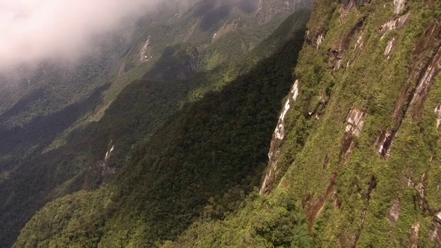 鸟瞰森林覆盖的山峰，马达加斯加视频素材