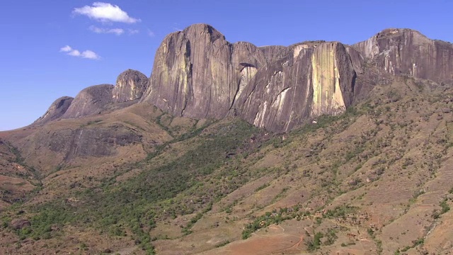 鸟瞰马达加斯加Tsaranoro山的岩石山峰视频素材