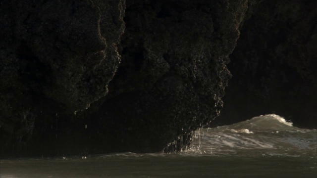 海浪冲击着岩石海岸，马达加斯加视频素材