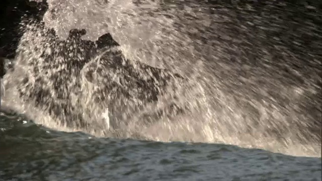 海浪冲击着岩石海岸，马达加斯加视频素材