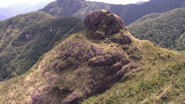 鸟瞰森林覆盖的山峰，马达加斯加视频素材