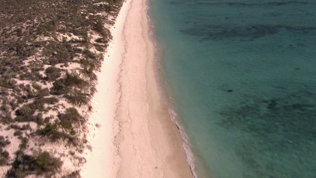 在马达加斯加的海滩，海岸和海洋上空视频素材